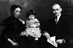 Maria und Ewald Tückmatel mit Tochter Mathilde 1915